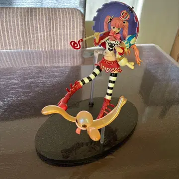 원피스 피규어 빨간색과 블랙 스트라이프