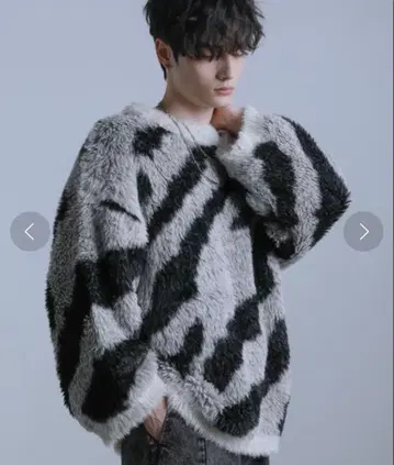 LILL 루즈 실루엣 와이드 슬리브 샤기 크루넥 총 패턴 니트