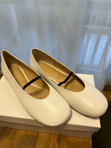 CLANE OBLIQUE TOE FLAT SHOES 37 사이즈 화이트