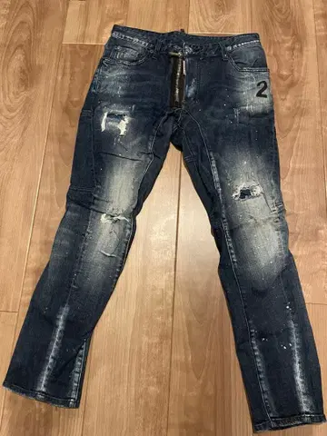 디스퀘어드 청바지. 데님