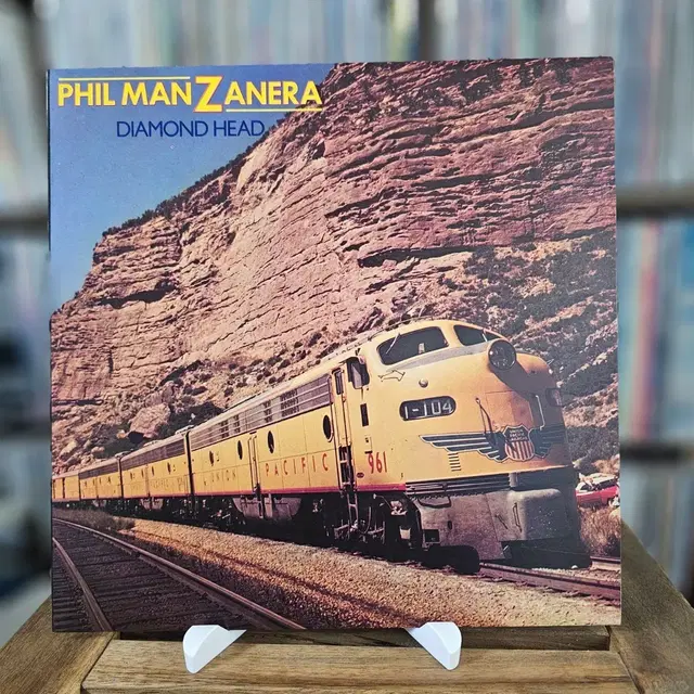 록시 뮤직 기타리스트 필 만자네라가 1975년에 발표한 데뷔 앨범  LP