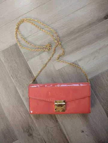 MCM 코랄 핑크 체인 지갑