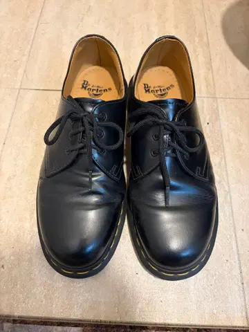 Dr. Martens 블랙 로퍼