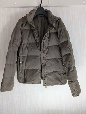 GU 후드 부착 카키 다운 자켓