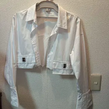 다리치 포켓 디자인 크롭 셔츠 화이트