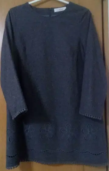 그레이 꽃무늬 자수 긴팔 튜닉