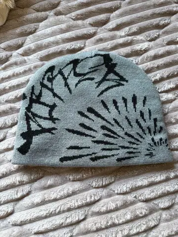 그레이 그래픽 프린트 니트 비니