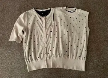 미사용 새상품 택 없음 르네 도트 무늬 가디건 슬리브리스 앙상블