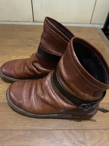 트리픈 브라운 가죽 부츠