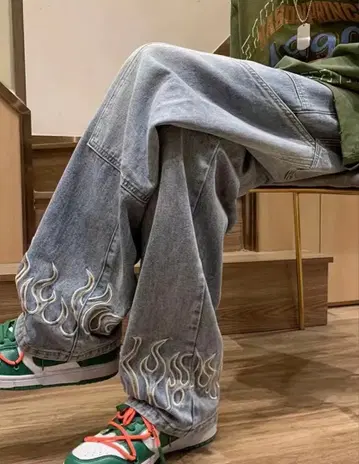 파란 불꽃 자수 데님 팬츠 남성용 청바지