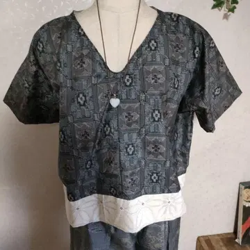 다크 그레이 꽃무늬 V넥 반팔 상의