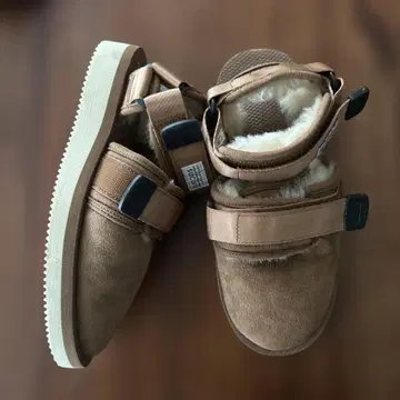 SUICOKE 브라운 무스탕 샌들 벨크로