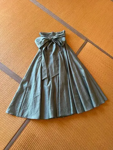 리본 포함 그린 플레어 스커트 그린 새틴