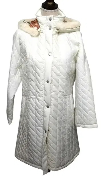 미사용 Riscal 스컬 퀼팅 충전솜 코트 후드 부착