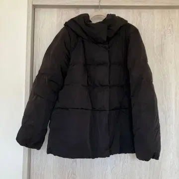 블랙 후드 부착 다운 자켓