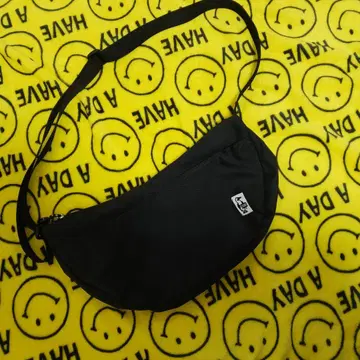 CHUMS 숄더백 바나나형