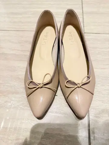르 탈롱 베이지 리본 포함 플랫슈즈