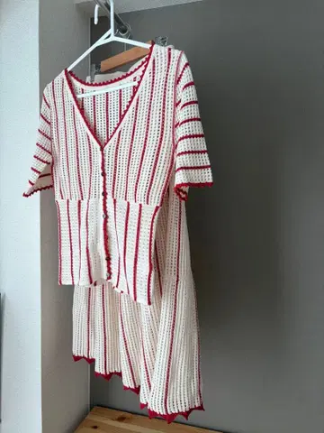 새상품급 Snidel 화이트와 빨간색 스트라이프 크로셰 니트 셋업