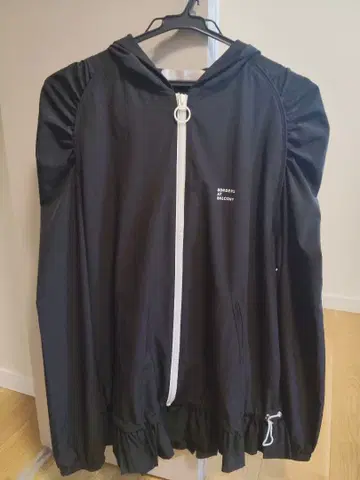 ZIP UP HOODIE BORDERS AT BALCONY