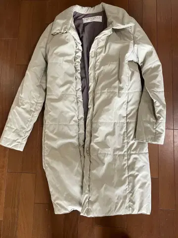 베이지 다운 코트 나일론 계열