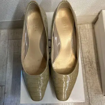 베이지 악어 무늬 스틸레토 하이힐