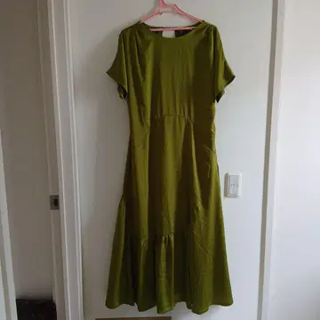 UN3D 아쓰리드 올리브색 롱 원피스