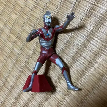 울트라맨 피규어 빨간색 은색 스탠드 포함