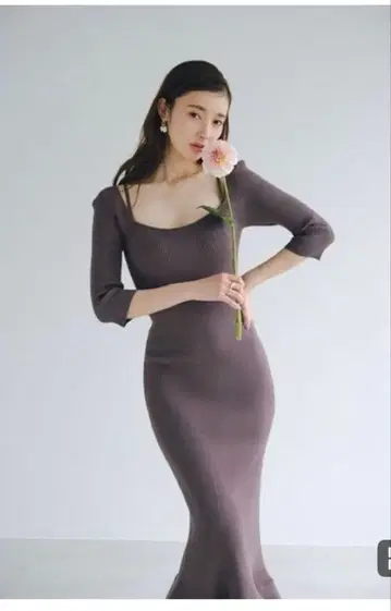 SNIDEL 데콜테 디자인 니트 원피스