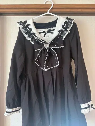 세일러 카라 리본 포함 블랙 원피스