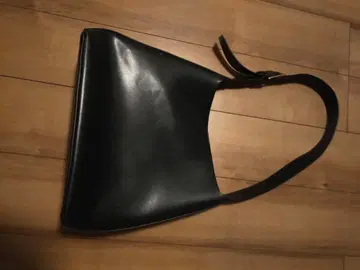 블랙 가죽 숄더백