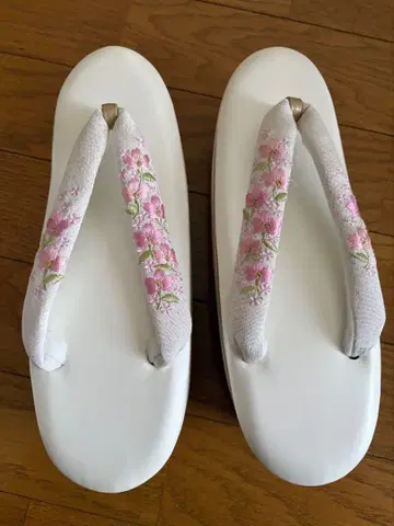 화이트 조리 꽃무늬 하나오 통굽