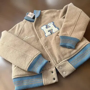 CUBE SHUGAR 베이지 H 로고 바시티 자켓 1983년