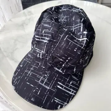 CW-X 블랙 화이트 스트라이프 캡