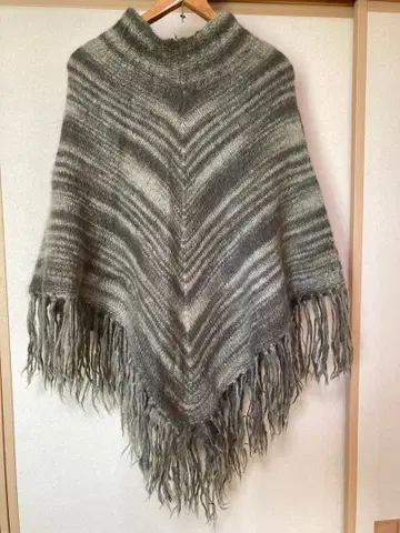 카키 그린 계열 스트라이프 패턴 판초