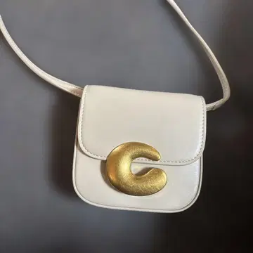 화이트 숄더백 골드 금장 장식