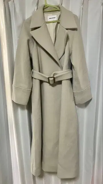 EMMEL REFINES 벨티드 플레어 롱 코트