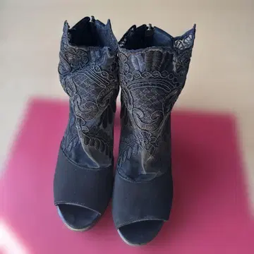 오픈토 자수 부츠 블랙 중간 힐