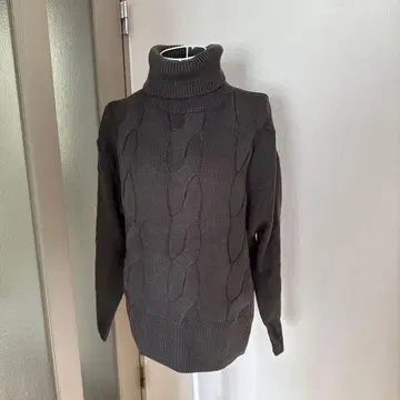 다크 그레이 케이블 니트 터틀넥