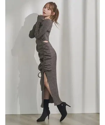 데콜테 리브 개더 원피스