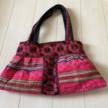 핑크와 블랙 자수 토트백 (손상 있음)