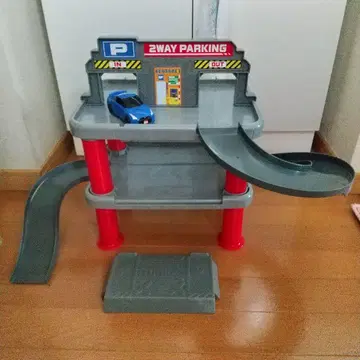 타카라토미 2WAY로 길게 놀 수 있는 첫 토미카 주차장 세트