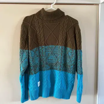 DOWBL 케이블 니트 터틀넥 스웨터