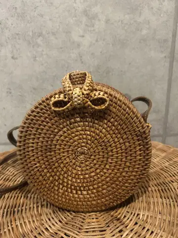 원형 라탄 바스켓백 리본 포함