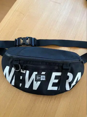 NEW ERA 바디백 블랙