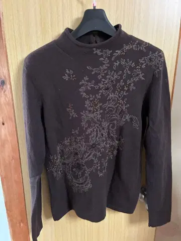 꽃무늬 자수 긴팔 니트 브라운