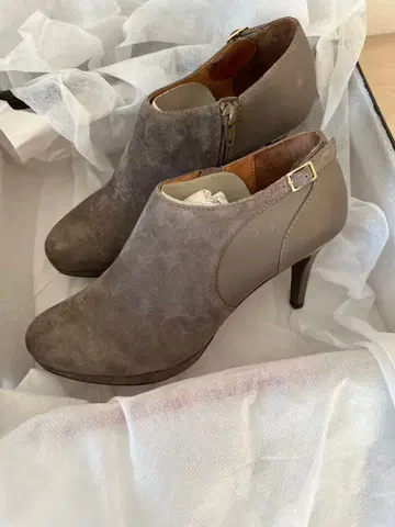 JOHNNY MOKE 그레이 스웨이드 부티