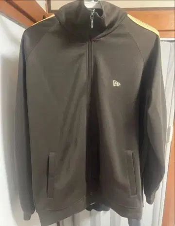 NEWERA 뉴에라 트랙 자켓 브라운