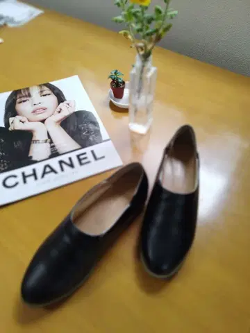 리브 인 컴포트 하마지와의 콜라보 부드러운 플랫 슈티 (블랙)