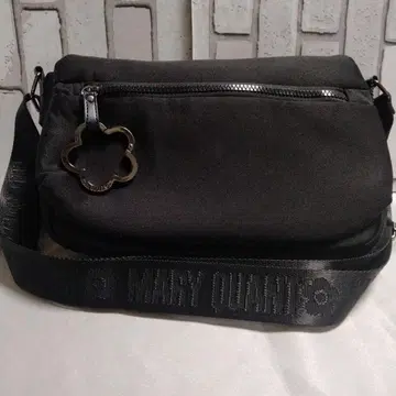 귀여운 마리콴트 카라비너 포함 숄더백 블랙