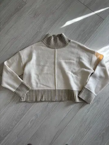 PUBLIC TOKYO 아이보리 하이넥 니트